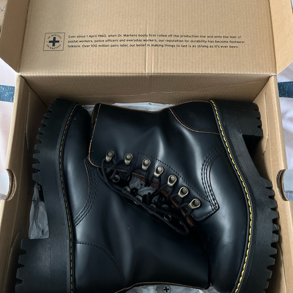 Dr. Martens Black Leather Women’s Leona Boots Size 8